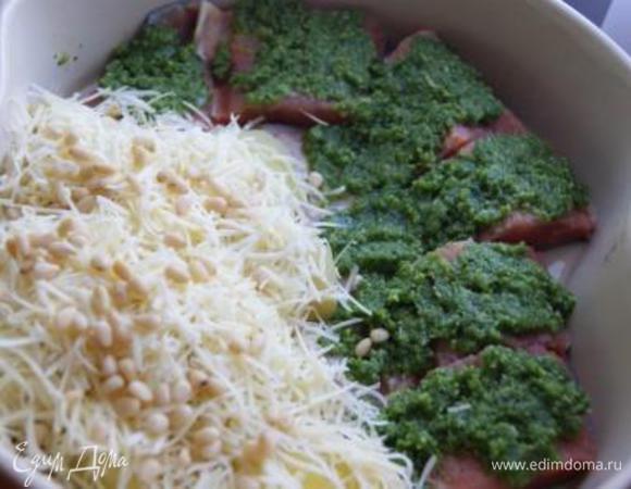 Картофель выложить в форму, посыпать пармезаном и кедровыми орешками.
