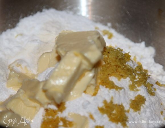 Готовим тесто: муку, цедру, сахарную пудру и размягченное сливочное масло вымесить до мелкой крошки.