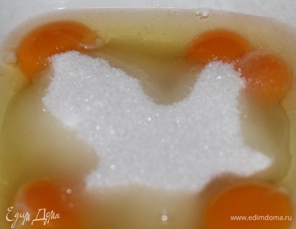 Духовка разогрета до 180 градусов, тесто натыкаем деревянной палочкой и отправляем в духовку на 20 минут. В это время готовим лимонный крем: яйца растираем с сахаром.