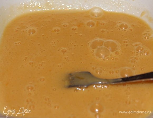 Внимание! Не взбиваем, а растираем! Я делала это обыкновенной вилкой. Растираем энергично до растворения сахара: