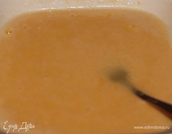 Затем порциями добавляем муку (лучше просеивать через ситечко) и аккуратно вводим в яично-сахарную смесь, чтобы не было комочков. Масса должна получиться гладкой. Соединяем с лимонным соком. Я сок получала простым способом: разрезала лимон пополам и вилкой выкручивала сок. Быстро и надежно. У меня ушло на это 5 средних лимонов. Получается вот такая жидкая составляющая будущего десерта.