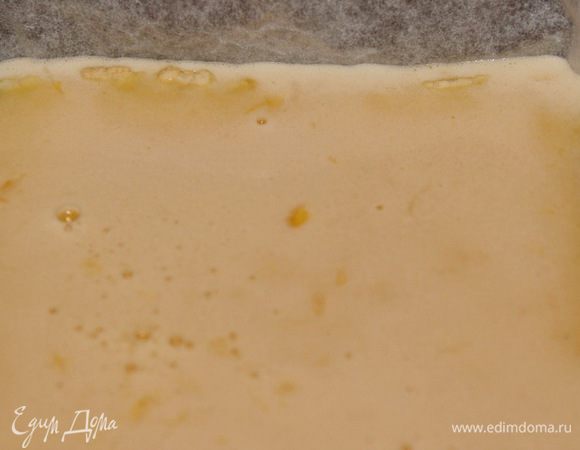 Вынимаем из духовки и сразу выливаем лимонно-яичную смесь. Если вы вытащите корж раньше, чем сделаете крем, он остынет и отделится от бумаги, а когда вы выльете крем и его окажется больше, чем смогут удержать бортики, корж всплывет и все труды насмарку (у меня так было)... . А если будете лить на горячий корж и крема окажется больше - не беда! Все будет хорошо, все пропечется и будет красиво. У меня в этот раз тоже крема оказалось немного больше чем нужно, но я уже этого не боюсь. Я делаю крема столько, чтобы слой был толстенький: мы так любим. В общем - выливаем крем в противень.