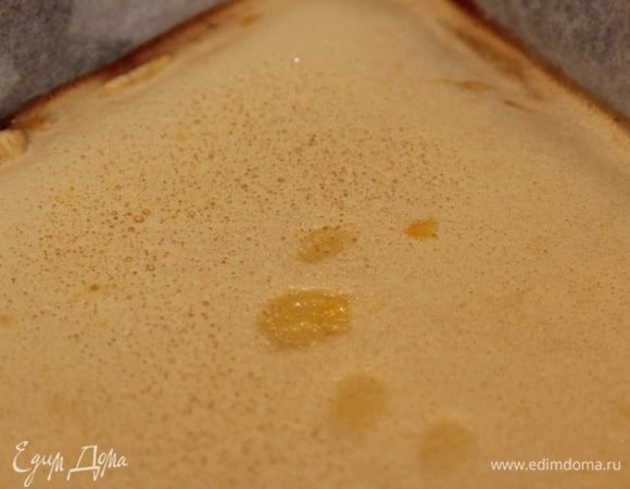 В духовке температура 140 градусов. Противень ставим на 50 минут - мой вариант. Ваша духовка - ваше время: минут через 40 вынимаете противень и очень легонько пробуете пальчиком, поверхность должна быть упругой. Если жидковато, отправляете в духовку еще минут на 10. Вот у меня на фото видно следы моих пальчиков.