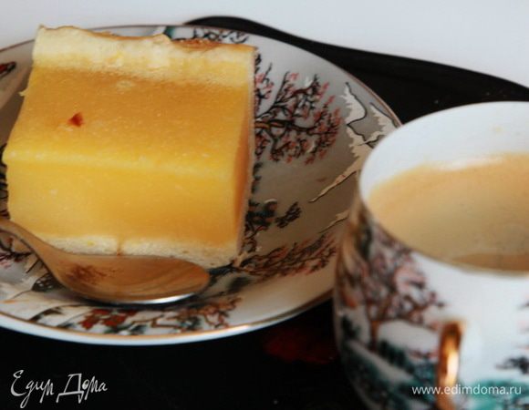 Вообще, рекомендуется посыпать сахарной пудрой и подавать. Я не посыпаю, меня и так напрягает большое количество сахара в этом десерте. Да он и без пудры очень вкусный. Нарезаем на квадратики, берем в партнеры свой любимый утренний напиток и.....пусть весь мир подождет. Всем приятных мгновений!