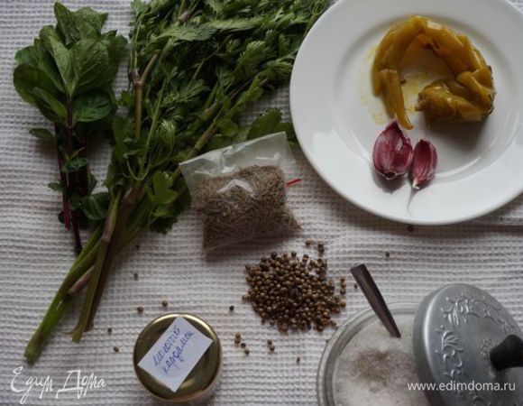 Набор продуктов. Большой пучок кинзы (на фото половина), 3 маленьких веточки мяты, перец маринованый острый (!), кардамон я у себя нашла только молотый, хотя лучше было бы взять 0,5-1 стручок и готовить его с остальными зернами.