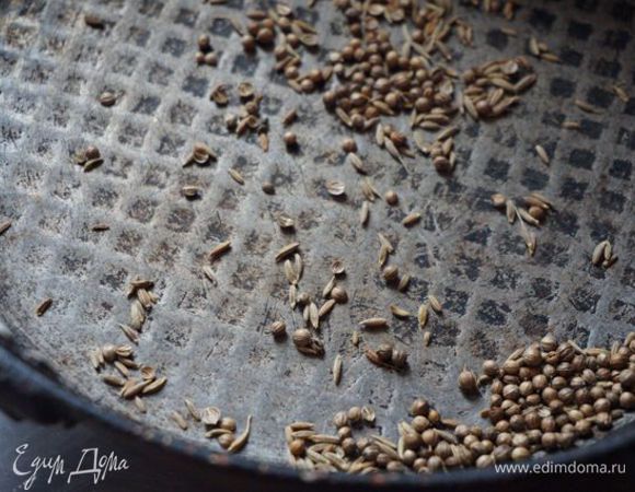 Кориандр, зиру (и кардамон, если целый - раздавить предварительно тыльной стороной ножа) обжарить в течении нескольких минут на сухой сковороде (запах после этого будет неимоверный).