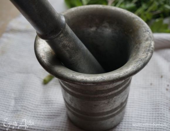 Растереть зерна в ступке, добавить кардамон (если уже молотый).