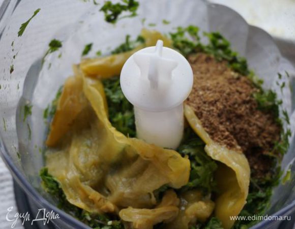 Перчик избавить от семечек и плодоножки, добавить к зелени вместе со специями и еще раз измельчить все в блендере.