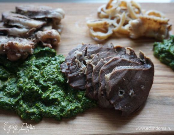 Добавить оливковое масло (можно больше, если хотите, чтобы соус лился), посолить по вкусу (слегка). Подавать к мясу или овощам. Здесь бараньи потроха (предварительно их просто отварили, даже без соли). Приятного аппетита!