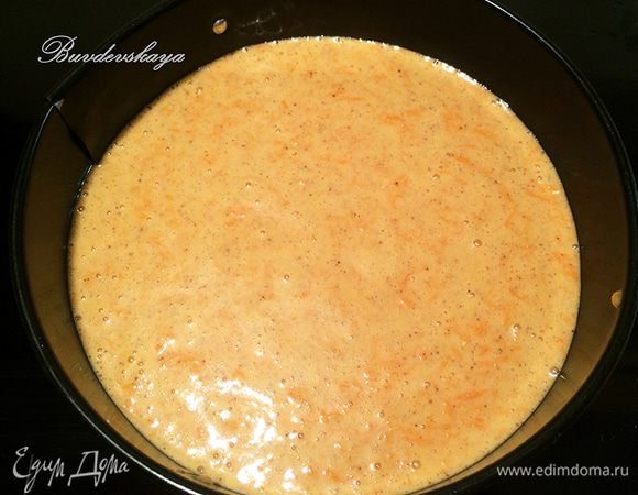 Добавить морковь, перемешать и просеять мучную смесь. Выложить в форму диаметром 18 см. Выпекать в предварительно разогретой духовке до 160С 30-40 минут до пробы на чистую зубочистку.