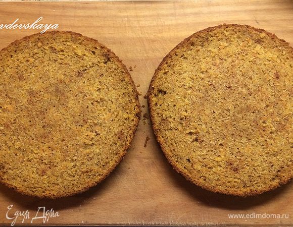 Вынуть готовый бисквит из духовки, остудить и разрезать вдоль на 2 коржа.