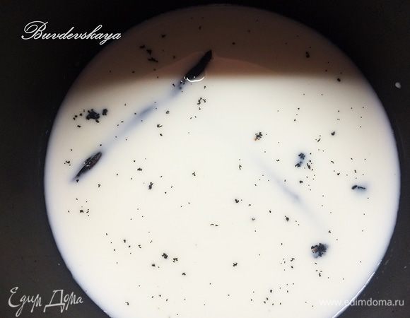 Разрезать стручок ванили, извлечь семена. В небольшом сотейнике смешать молоко и семена ванили вместе со стручком. Поставить молочно-ванильную смесь на огонь и довести до кипения.