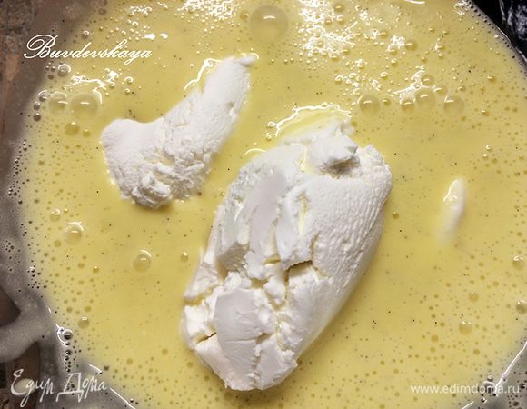 Добавить сливочный сыр. Остудить массу до 30°С.