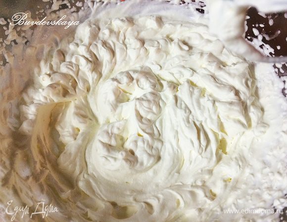 Большую глубокую миску поставить минут на 10 в морозилку. Вынуть миску, налить в нее холодные сливки и взбить миксером до состояния мягких пик и также ввести их в мусс.