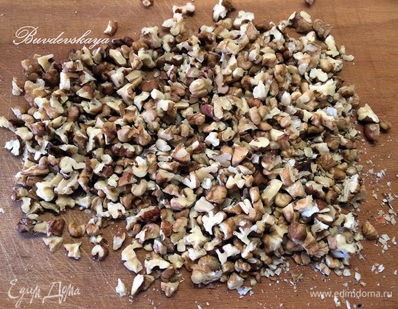 Готовим Нугатин с грецкими орехами. Грецкие орехи крупно порубить ножом.