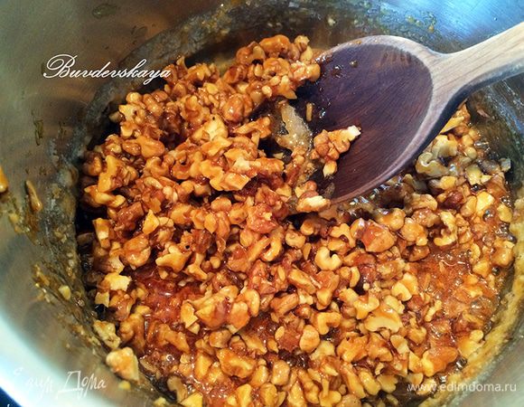 Из сахарного песка сварить карамель светло-золотистого цвета. Добавить грецкие орехи и хорошо перемешать.