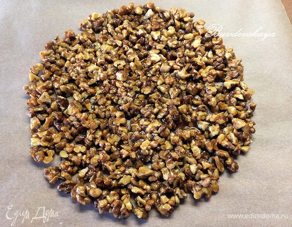 Распределить смесь на листе пергамента внутри кольца диаметром 18 см. Остудить.