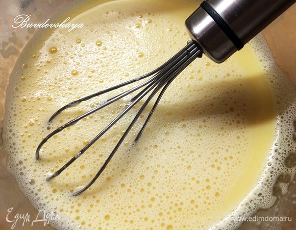 Влить тоненькой струйкой горячее молоко в желтки, постоянно помешивая.