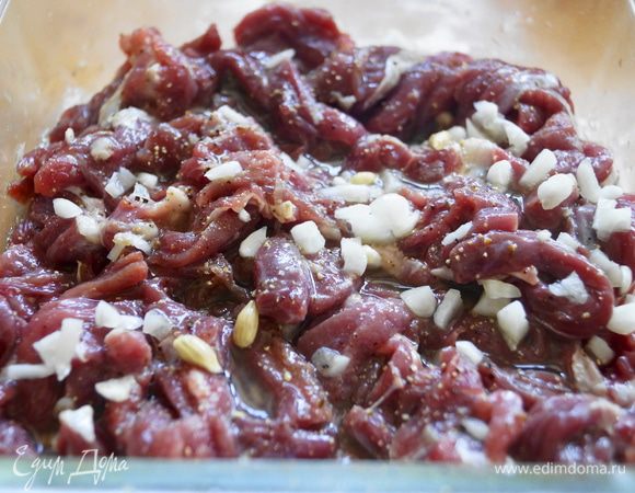 Выложить мясо в чашу, добавить мелко нарезанный чеснок, соль, перец. Залить лимонным соком и перемешать. Оставить мариноваться на пару часов.