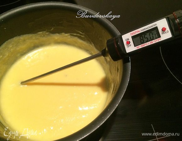Вернуть смесь на небольшой огонь. Готовить до загустения (85С). Снять с огня и дать немного остыть. Добавить желатин. Дать смеси остыть до комнатной температуры.