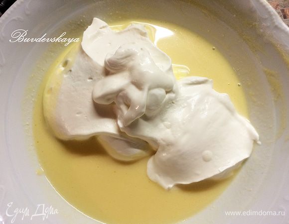 Взбить 125 г охлажденных сливок до мягких пик. Аккуратно смешать сливки с медовой массой.