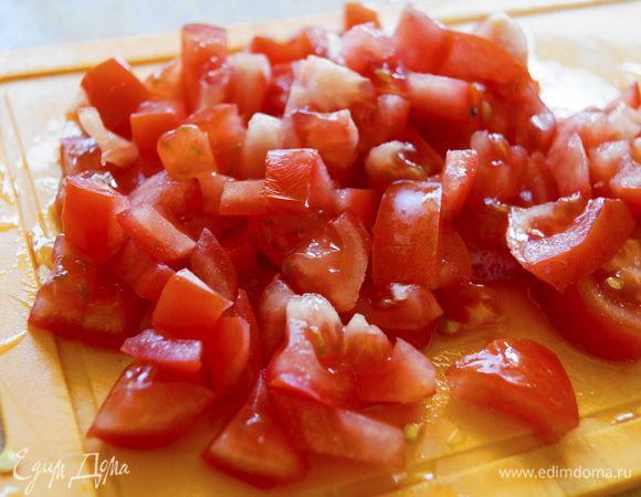 Нарезать помидоры не большими кубиками.