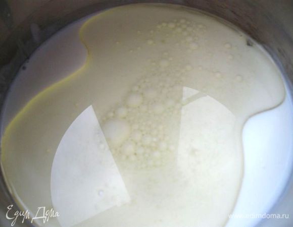 Нагреть кефир и растительное масло до слегка теплого состояния (можно на водяной бане или на медленном огне в кастрюле с толстым дном, постоянно помешивая). Не перегревать, температура смеси 40 -42 градуса примерно. 