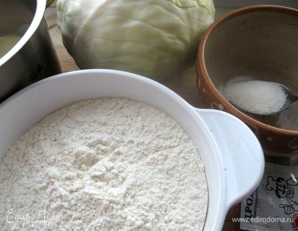 Приготовить муку, капусту и другие ингредиенты. Вылить  смесь растительного масла и кефира  в большую кастрюлю, где нужно замесить тесто. Добавить  сахарный песок  и соль, перемешать. Смешать сухие дрожжи с мукой и  добавить  в теплую смесь. 