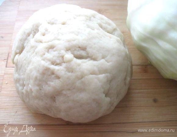 Замесить тесто в течении 10 минут. Чем лучше его  вымешивать, тем лучше оно поднимется. Накрыть  посуду  с тестом полотенцем и поставить в теплое место на 1 час подходить.
