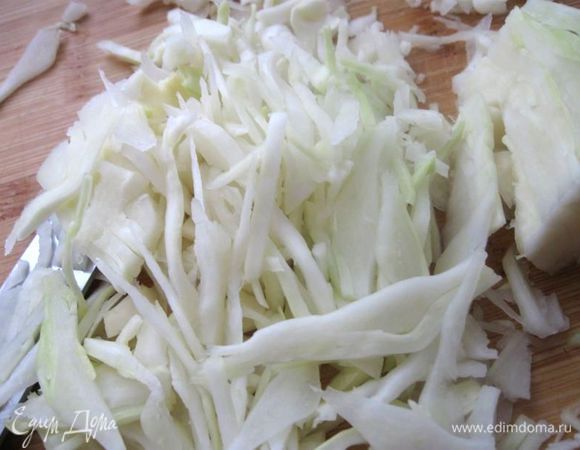 Нашинковать  капусту. Яйца сварить вкрутую, порезать не очень мелко.