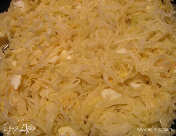 На большой сковороде растопить сливочное масло, добавить капусту. Во время тушения капусты (помешивать!) влить сливки, посолить, добавить сахарный песок, яйца. Тушить капусту до мягкости и выпаривания сливок. Дать начинке остыть.