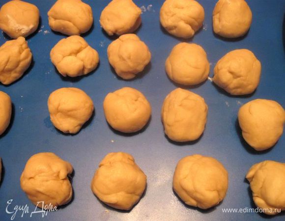 Разогреть духовку до 200 градусов. Разделить тесто на 20 частей.