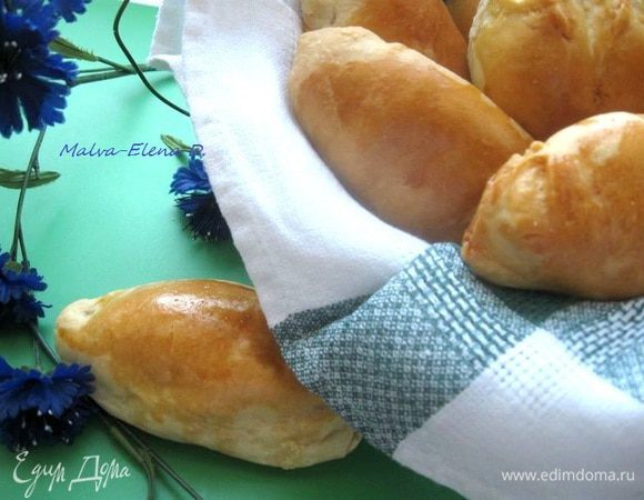 Выпекайте  20  – 25 минут до золотистой корочки. Через 15 минут после начала выпечки проверить  пирожки. Вам может понадобиться чуть меньше или больше времени. Вынуть пирожки из духовки,  переложить на дощечку, накрыть  полотенцем и дать  остыть. 