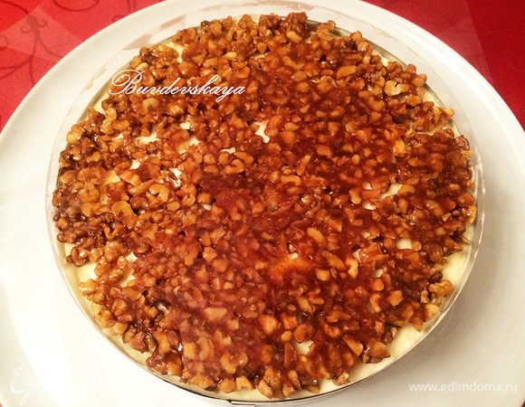 Аккуратно выложить сверху нугатин, также «притопить» его в мусс и накрыть его вторым морковным коржом. Вокруг коржа должен быть мусс. Убрать торт в морозилку на 6-8 часов.