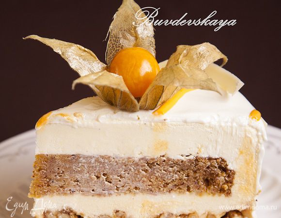 Вынуть торт из морозилки, перевернуть его, снять кольцо для торта. Если кольцо не снимается- немного прогреть его феном. Взять глубокий противень или большую форму для запекания внутрь поставить цилиндр (банку, металлическое кольцо и т.д. – должно быть УСТОЙЧИВО !) , сверху поставить торт, снять с него тортовую ленту. В кувшин перелить глазурь рабочей температуры и начинать ее обильно выливать в центр торта, пока не будет покрыт весь торт, в том числе бока ! Затем с помощью кондитерского мешка нанести оранжевые полосы. ВНИМАНИЕ: торт покрывается глазурью в 1 слой и трогать ее ничем не надо (особенно если вы делаете это в первый раз !) Дать глазури немного застыть (примерно) 3 мин. и свисающие с торта капли глазури аккуратно «загнуть» ножом или спатулой во внутрь – на корж ! (Глазурь из протвиня вылить в оставшуюся глазурь, накрыть пленкой и убрать в холодильник до следующего использования.) Украсить верх торт физалисом, а бока по желанию : можно обсыпать рубленными орехами или приклеить квадратики из белого темпирированного шоколада (как у меня). Поставить торт в холодильник часов на 5, чтобы торт оттаял ! А вот и кусочек этого вкуснейшего торта ! ENJOY !