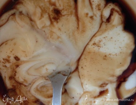 Для заправки соединим все ингредиенты и слегка взобъем вилкой.