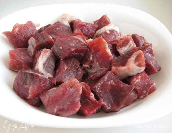 Баранину нарезать средними кусочками.