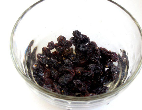 Изюм промыть и замочить в теплой воде на 30 минут.