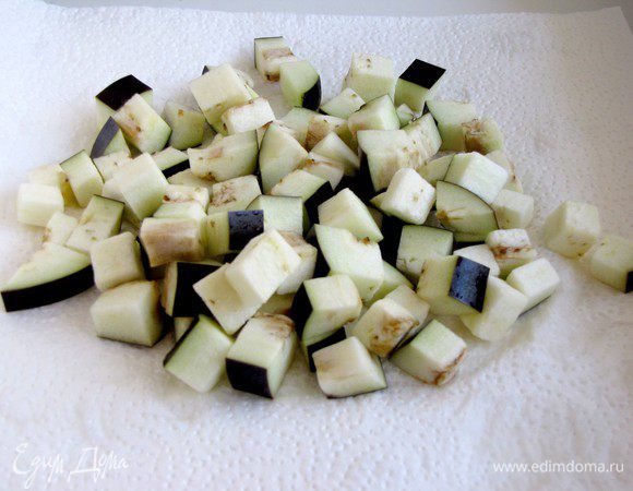 Затем воду слить, баклажаны обсушить бумажным полотенцем.