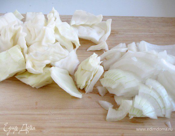Капусту нарезать квадратными кусочками, лук очистить и нарезать четвертинками колец.