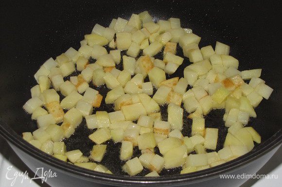 В глубокой кастрюле с толстым дном или высокой сковороде разогреть растительное масло и обжарить картофель, нарезанный кубиком, 5 минут.