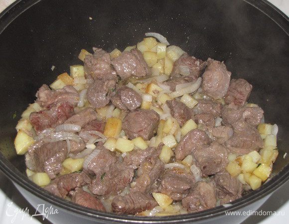 Добавить лук и мясо. Готовить еще 5 минут, помешивая.