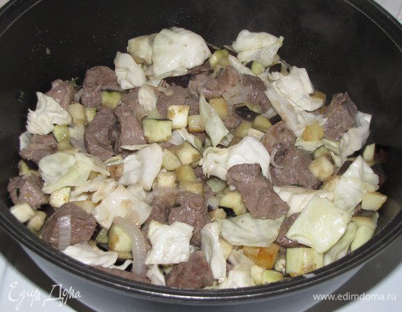 Добавить капусту и баклажан, готовить 5 минут.