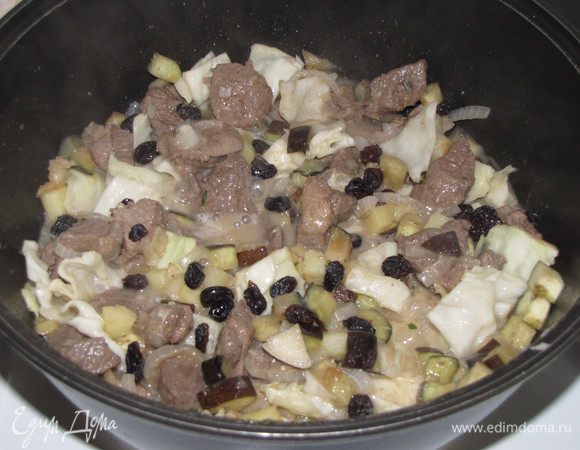 Влить вино, положить изюм. Убавить огонь до среднего и готовить под крышкой минут 15-20.