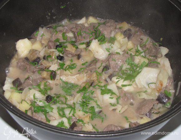 В самом конце добавить мелко нарезанную петрушку. Приправить по вкусу солью и перцем.