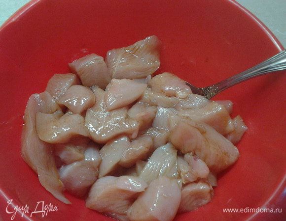 Филе курицы порезать на маленькие кусочки и залить соевым соусом. Дать так постоять минут 15.