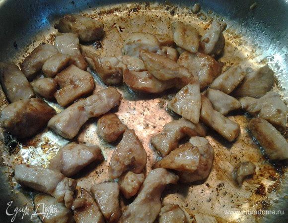 Замаринованный кусочки курицы обжарить до золотистого цвета.