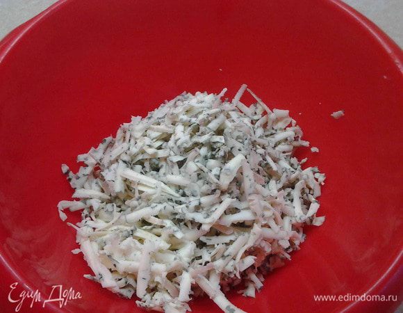 Сыр натереть на крупной терке.