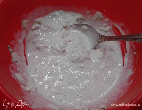 В блендере смешать сливки, молоко и майонез. Добавить натертый чеснок и сыр. Все хорошо перемешать. Соус готов.