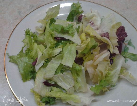 На тарелку выложить салатный микс.